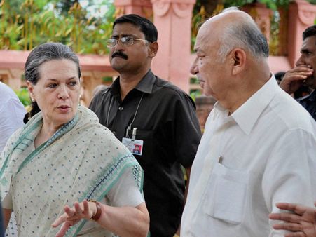 సోనియా కఠోర నిర్ణయం వల్లే తెలంగాణ: షిండే, కల్లు తాగిన దిగ్విజయ్