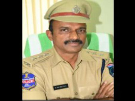 ఏసిబికి చిక్కిన కూకట్‌పల్లి ఏసిపి: రెండ్రోజుల ముందే అవినీతిపై గొప్ప ప్రసంగం(వీడియో)