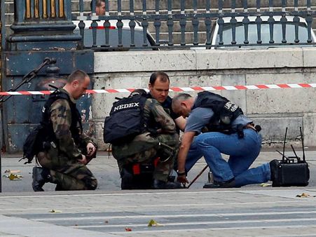 ఐసిస్ స్థావరాలపై బాంబులతో ఫ్రాన్స్ భీకర దాడులు