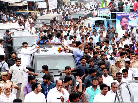 'నిన్నటిదాకా టిఆర్ఎస్ పోటీ అనుకున్నా.. జగన్ రాకతో వైసిపి గెలుపు' (పిక్చర్స్)