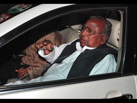 టిఆర్ఎస్ ఎమ్మెల్యేని నిలదీసిన ప్రజలు, సుప్రీం కోర్టుకెళ్తా: ఎస్సైని ప్రశ్నించిన విహెచ్