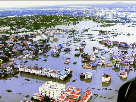 సముద్రంలా చెన్నై సిటీ: రెస్క్యూ ఆపరేషన్ (పిక్చర్స్)