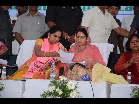 కెసిఆర్-మోడీ వేగాన్ని ఎవరూ అందుకోలేరు: మళ్లీ వస్తానన్న హర్ సిమ్రాత్