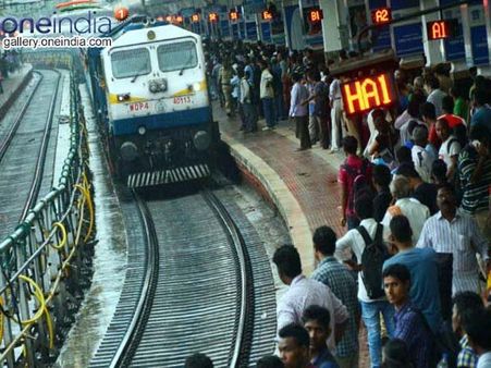 ప్లాట్‌ఫాం బదులు రైలు ప్రయాణ టిక్కెట్‌కు చెక్!: ధర రూ.5 నుంచి రూ.10కి పెంపు