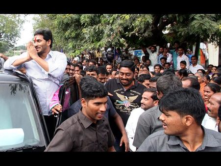 కెసిఆర్! ఎప్పుడైనా పొలానికెళ్లారా? వెళ్తే తెలిసేది: జగన్, దర్గాలో ప్రార్థనలు