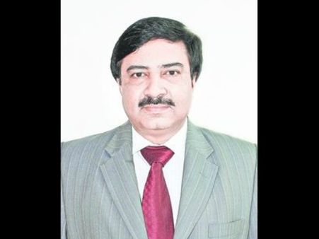 అస్సాంలో సస్పెండైన ఐఎఎస్ అదికారి హైదరాబాదీ: ఎందుకు?