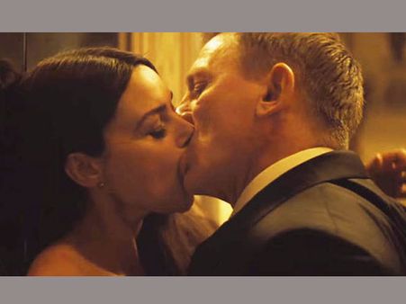 జేమ్స్ బాండ్ హాట్ కిస్‌లు: సగానికి కత్తిరింపు