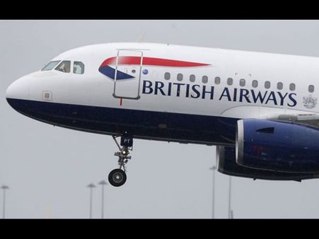 గాల్లో విమానం తలుపు తెరవబోయింది