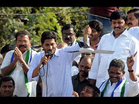 కెసిఆర్ ప్రభుత్వాన్ని బంగాళాఖాతంలో కలిపేయాలి: విమర్శల దాడి పెంచిన జగన్