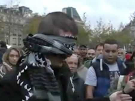 ప్యారిస్: నేను ముస్లీం, నమ్మితే కౌగిలింత (వీడియో)