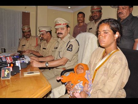 27 రోజుల చిన్నారి కిడ్నాప్: 48 గంటల్లో ఛేదించిన పోలీసులు (పిక్చర్స్)