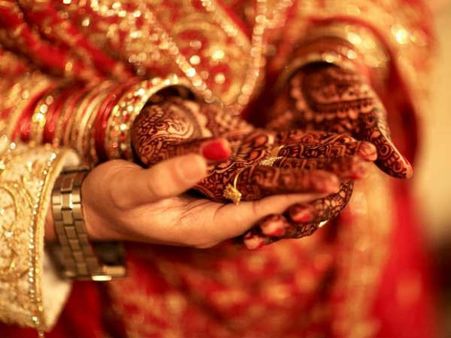 పెళ్లి ఖర్చు రూ. 5లక్షలు దాటితే పన్ను మోతే!