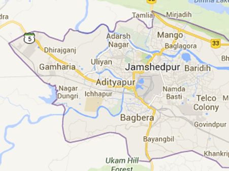 తాగేసింది: సెక్యూరిటీని పట్టుకుని తన్నేసింది