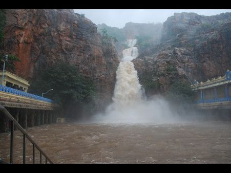 వర్షాలు, అద్భుతం: తిరుమలలో నామాలుగా జలపాతం, కాళహస్తిలో లింగాన్ని తాకిన జలం