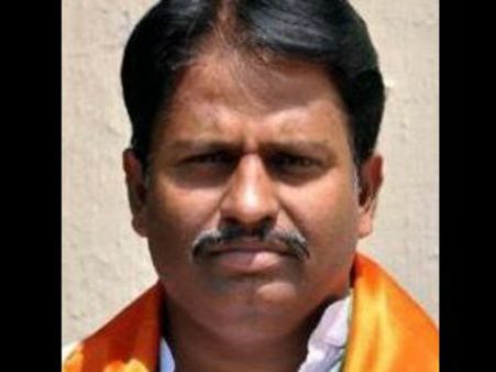 బిజెపికి షాక్: యెన్నం రాజీనామా, హైద్రాబాద్‌లో ఆంధ్రా కోచింగ్ సెంటర్లు: ఈటెల