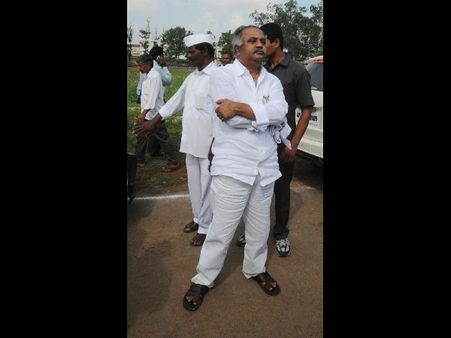 తప్పు చేశా, శిక్షించుకుంటున్నా: ఎండలో నిలబడ్డ జెడ్పీ చైర్మన్