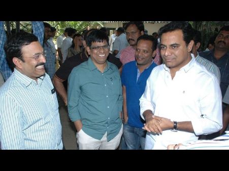 గవర్నర్ గుచ్చి గుచ్చి అడిగారు, ఇబ్బంది పడ్డా: కెటిఆర్ (పిక్చర్స్)