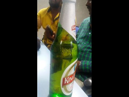 బీరు బాటిల్లో ఫంగస్: కింగ్ ఫిషర్‌పై కోర్టుకెళ్తామని యువకులు