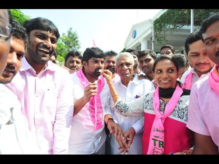 తెలంగాణలో దయాకర్ రికార్డ్, ఎల్లుండి ప్రమాణం: కెసిఆర్ హావభావాలు (పిక్చర్స్)