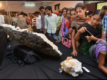 ఉస్మానియాలో కొలువుదీరిన అరుదైన ఖనిజ, శిలాజాలు(పిక్చర్స్)