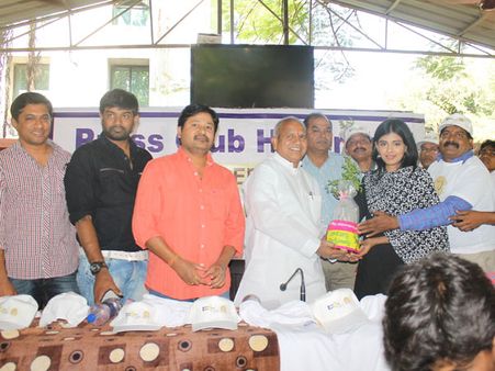 బొకే వద్దు మొక్కే ముద్దు: 'కుమారి ఎఫ్ 21' హీరోయిన్ హెబ్బా పటేల్ (ఫోటోలు)