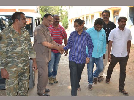 మోహన్ రెడ్డి ఖాకీ వడ్డీ దందా: సహకరించినవారు, అప్పులు తీసుకున్నవారు వీరే...