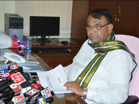 అహంకారం పెరగలేదు: పోచారం, ఆ పంటలే వేయాలని రైతులకు