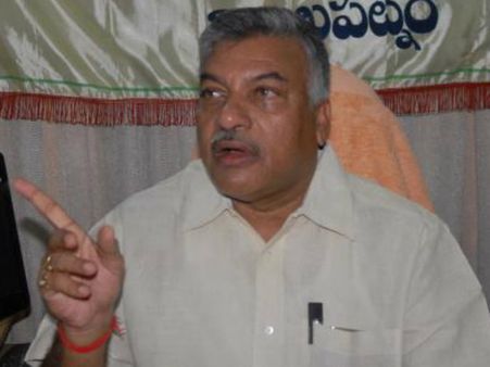 అమరావతి శిలాఫలకం తెలుగులో లేకపోవడం బాధకారం: యార్లగడ్డ