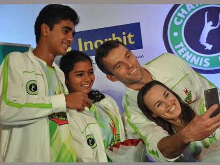 సెల్ఫీలు: 'హైదరాబాదీల ప్రేమకు నేను ముగ్ధురాలయ్యా' (ఫోటోలు)