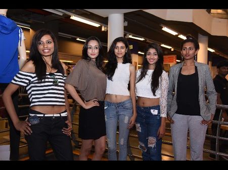 అమీర్ పేట బిగ్‌బజార్‌లో లేతమెరుపు తీగలు (ఫోటోలు)