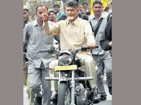 ఎలా దోచుకోవాలనే: 100 ప్రశ్నలతో అంబటి ప్రజా బ్యాలెట్, బైక్ నడిపిన బాబు