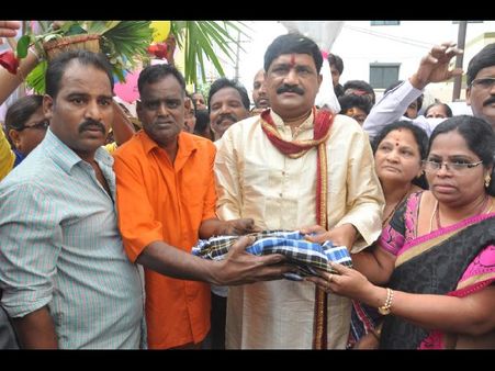 ఘనంగా మంత్రి గంటా జన్మదిన వేడుకలు: వృద్ధులకు చీరలు, దుప్పట్లు పంపిణీ (ఫోటోలు)