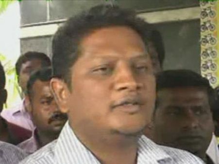 చింటూ బెంగళూర్ నుంచి కారులోనే: నోరు విప్పుతున్నాడా?, డ్రైవర్ అరెస్టు