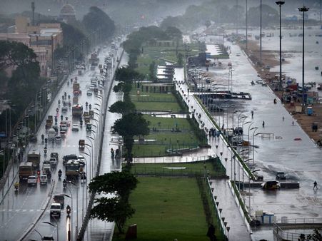 సాయం చేస్తాం: చంద్రబాబు, నీళ్లు తగ్గించండి: జయ.. వరదలో చెన్నై (పిక్చర్స్)