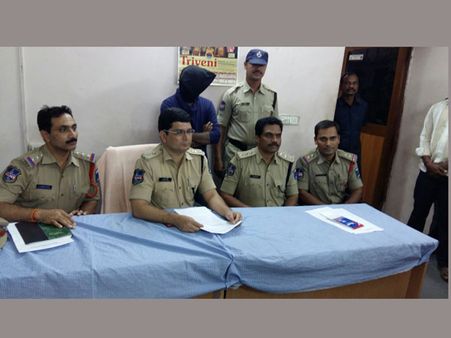 జల్సాలు, బెట్టింగులకు మరిగి..: ఘరానా చైన్ స్నాచర్ ఇతనే (ఫొటో)