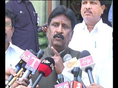 చంద్రబాబుతో బాధలేదంటూ హరీష్‌తో మంత్రాంగం: కారు ఎక్కారు (పిక్చర్స్)