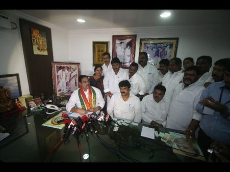 కాంగ్రెస్‌కు షాక్, టిఆర్ఎస్‌లోకి దానం నాగేందర్: రాత్రికి రాత్రే చక్రం తిప్పిన డిఎస్