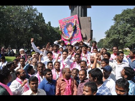 శ్రీకాంత్ చారి వర్ధంతి: కెసిఆర్ హామీ, ఓ జిల్లాకు పేరు పెట్టాలని తల్లిదండ్రులు