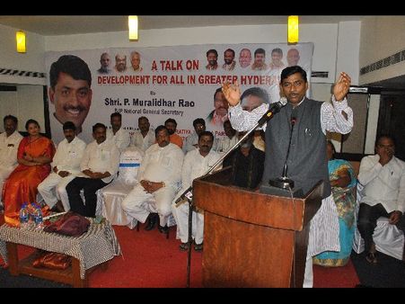 రాజయ్య కోడలు సారికకి ఏంన్యాయం చేశారు: బిజెపి, హైదరాబాద్‌పై మురళీధర్