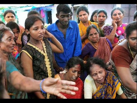 చెన్నై: కూతురు సర్టిఫికేట్ల కోసం వరదలోకి దిగి మృతి