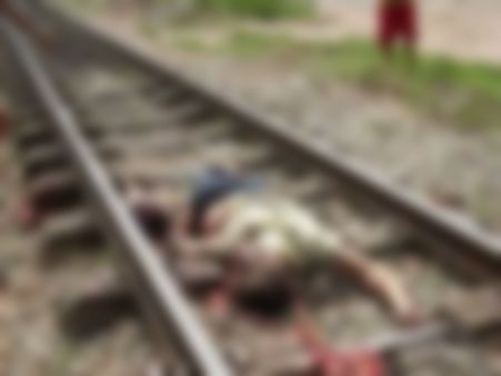 రైలు కిందపడి బీటెక్ విద్యార్థి ఆత్మహత్య: తల, మొండెం వేరుచేసి దారుణ హత్య