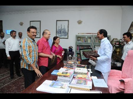 పెళ్లికి రండి: కెసిఆర్‌ను కలిసి ఆహ్వానించిన కృష్ణ, విజయనిర్మల