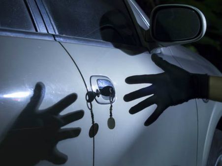 వందకు పైగా కార్ల చోరీ, వంశీ పట్టివేత: కళ్లలో కారం చల్లి దోపిడీ