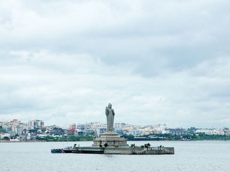 పెద్దలు అంగీకరించలేదని హుస్సేన్‌సాగర్‌లో దూకిన ప్రేమజంట: కాపాడారు