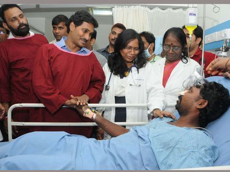 అన్నా... మళ్లీ మద్యం తాగకు!: కల్తీ మద్యం బాధితులను కోరిన జగన్ (ఫోటోలు)