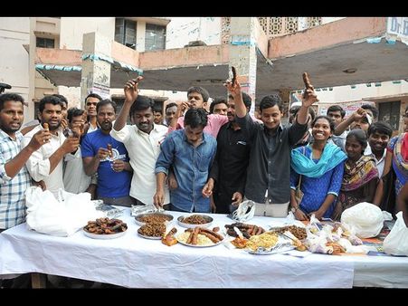 బీఫ్ ఫెస్టివెల్, 'స్వార్థపరుల చేతిలో ఆయుధం కావొద్దు': బస్సులపై రాళ్ల దాడి