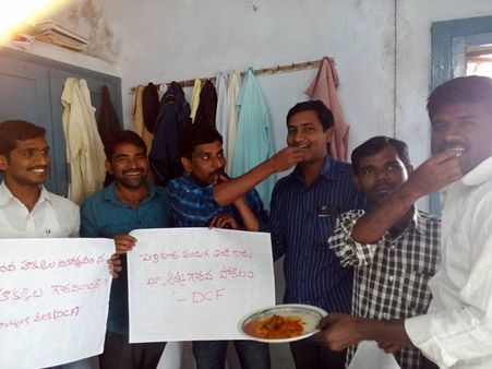 (ఫోటోలు) ఓయు హాస్టల్లో తిన్నారు: 'బీఫ్ ఫెస్టివెల్ వెనుక టిఆర్ఎస్'