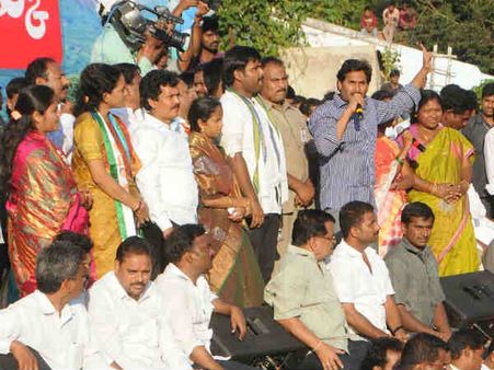 ‘గిడ్డి’ సంచలనం: బాక్సైట్ జోలికోస్తే చంద్రబాబు తల నరుకుతామని ప్రకటన (ఫోటోలు)