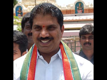 డ్రైవర్ నుంచి నేతగా మల్లాది విష్ణు: చరిత్ర, ఆస్తులపై గుట్టుగా సేకరణ?