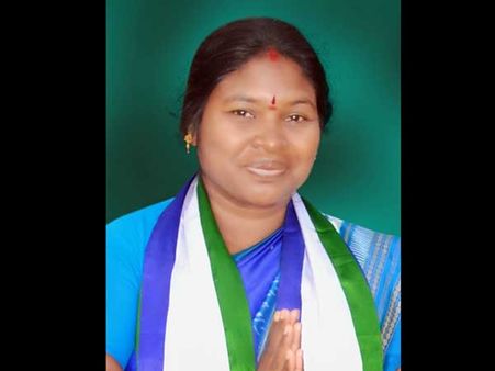 చంద్రబాబు తల తెగనరుకుతాం: వైసీపీ ఎమ్మెల్యే ఈశ్వరిపై కేసు నమోదు